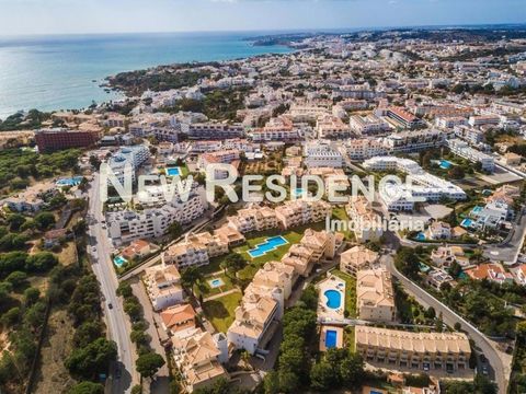 Enjoy a privileged location just 300 meters from the beach, in Albufeira, with this incredible two-bedroom apartment. Situated in an exclusive condominium, this 2-bedroom apartment offers the perfect balance between comfort, convenience and seaside l...