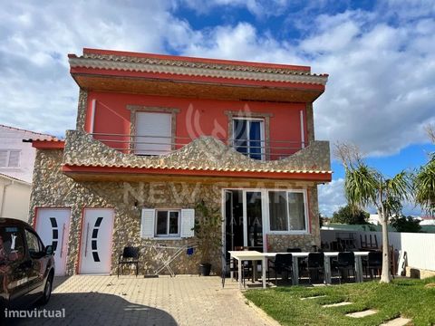 Villa avec un excellent emplacement à proximité des hypermarchés et de la marina d’Olhão. Composé de 4 chambres dont 1 en suite et 3 salles de bains au total, buanderie, bureau, cuisine entièrement équipée avec une autre cuisine de soutien et fumoir,...