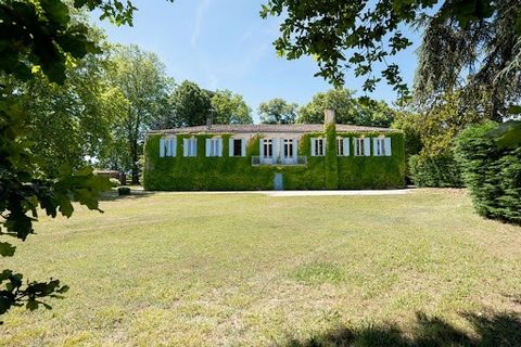 A seulement 10 min de Bordeaux, sur la route de St Emilion, découvrez cette magnifique propriété viticole se situant dans un havre de paix, et très proche de toutes les commodités. Cette propriété se compose d'une magnifique chartreuse, baignée de lu...