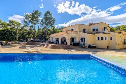 This impressive 8 bedroom, 5 bathroom villa is located in the sought after Adsubia area of Jávea, offering generous space, elegant design, and an exceptional blend of indoor and outdoor living. Set on a large, level plot, the villa is just 2 km from ...