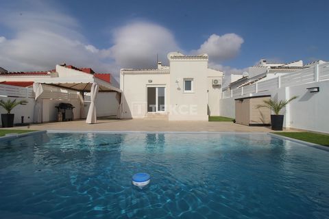 Villa de Lujo de 3 Dormitorios Cerca del Lago Rosa en Torrevieja, Costa Blanca Lujosa villa renovada ubicada en Torrevieja, una animada localidad costera en la Costa Blanca de España, conocida por sus hermosas playas, su vibrante puerto y su cálido c...