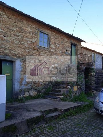 Maison typique en schiste Maison avec de belles vues sur petit village, avec cour d’environ 600m2, un puits, un bon terrain pour le potager et avec quelques arbres fruitiers. Surface d’habitation de 80m2 au premier étage et 40m2 au rez-de-chaussée. P...