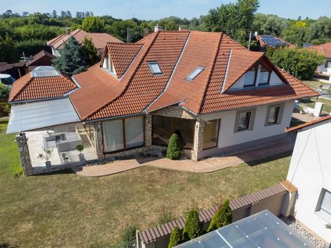 Atemberaubendes Haus mit 6 Schlafzimmern zum Verkauf in Kaposmérő - Einzugsbereit - Ideale Gelegenheit für ein ruhiges Leben! Preis: 140.000.000 HUF Wohnfläche: 309 m², Grundstücksgröße: 1.050 m² Anzahl der Zimmer: 6 + 1 Bauart: Ziegel Heizung: Zentr...