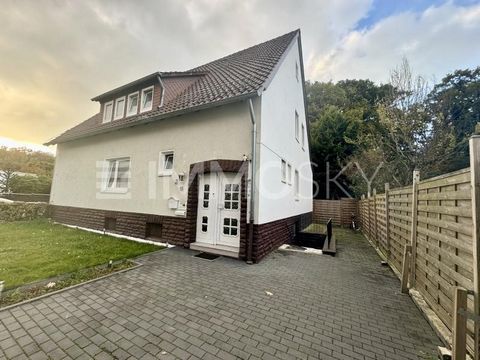 ¡Bienvenido! Se vende una encantadora casa bifamiliar en una parcela alquilada en la idílica ciudad de Barsinghausen. La casa es ideal para familias o como una casa multigeneracional y ofrece mucho espacio para opciones de diseño individuales en un g...