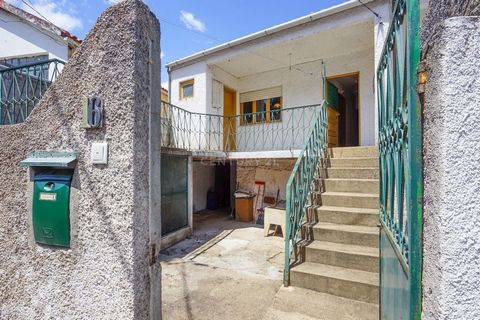 Moradia composta por dois pisos com terreno a cerca de 5 minutos do centro da vila. Moradia composta por dois pisos sendo o rés do chão constituído por lojas. Primeiro andar composto por alpendre com casa de banho exterior, sala de estar, cozinha e d...