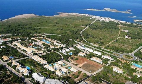 Scopri un tesoro straordinario a Punta Grossa, Port d'Addaia, Es Mercadal: un terreno da sogno che dispone di 18.260 m² e dispone di una preziosa licenza di costruzione. Questo angolo magico si trova in una comunità completamente urbanizzata a Es Mer...