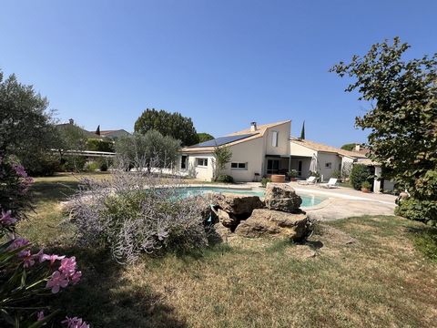 VAISON VENTOUX Immobilier vous propose cette villa contemporaine avec piscine au design résolument moderne et atypique. Si vous recherchez un bien qui ne ressemble à aucun autre, en plein centre de Vaison la Romaine afin de bénéficier de toutes les c...