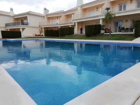 Stadthaus mit drei Schlafzimmern in einer geschlossenen Wohnanlage mit Garten und Swimmingpool in Branqueira. Es verfügt über eine kleine Terrasse am Eingang des Hauses mit Garten. Bestehend aus Flur, Badezimmer, einer ausgezeichneten Küche mit Speis...