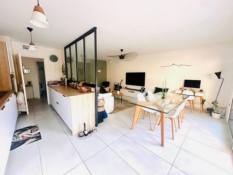 Pascaline et Kevin Chevalier vous propose de venir découvrir en exclusivité ce bijou immobilier ! Situé dans le très prisé 8ème arrondissement de Marseille, cet appartement T3 de 81 m², entièrement rénové en 2017, vous séduira par ses prestations hau...