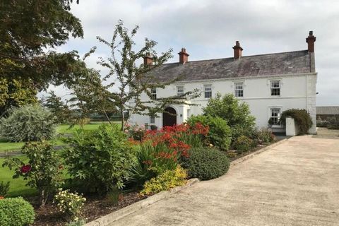 Each Flatfield House Luxury Cottage Accommodation features garden views, a flat-screen TV and tea/coffee making facilities. The village of Hillsborough is only a short 10-minute drive, and features a historic center filled with Georgian architecture....