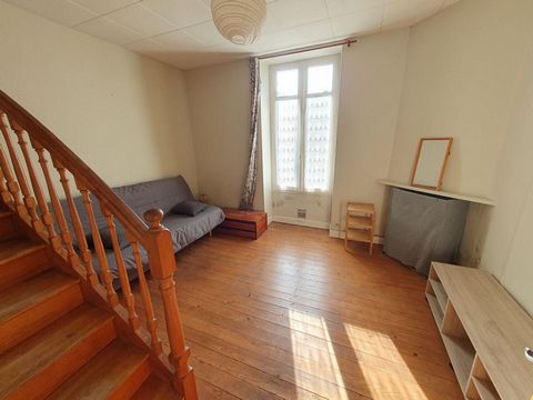 A Bourges (18000), secteur Auger/Carnot EN EXCLUSIVITE, GARANTIE UN AN! Dans un quartier calme et proche centre ville, maison mitoyenne en bon état avec garage et jardin, 44m² habitables, 57m² au sol. En rez de chaussée séjour lumineux, cuisine sépar...