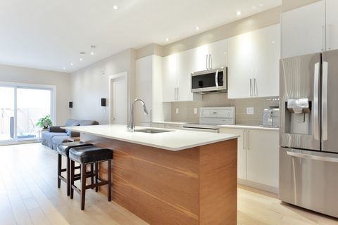 Unité de condo aux abords de la Petite Italie ! Grande chambre des maîtres avec walk-in. Unité en longueur, plafond de 9 pieds avec salon/cuisine à aire ouverte, un bureau/chambre sur l'étage principale ainsi que 2 autres chambres et une salle famili...