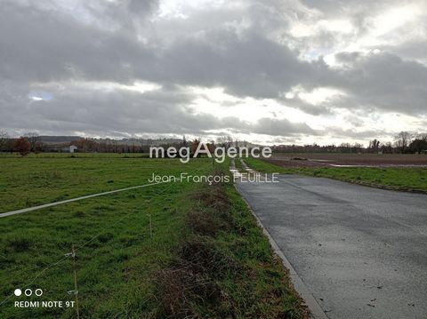 Très beau terrain plat sur la commune de Saint Laurent des Vignes proche de la zone commerciale La Cavaille. Ce terrain avec vue dégagé sur les coteaux de Monbazillac est destiné à la construction de plusieurs logements. Promoteurs , aménageurs vous ...