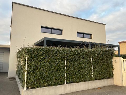 Fos sur Mer découvrez cette charmante maison de 82 m² située dans un quartier calme Idéale pour un couple, elle offre un cadre de vie agréable et de belles prestations. Descriptif : - Grande pièce à vivre lumineuse avec une cuisine ouverte entièremen...