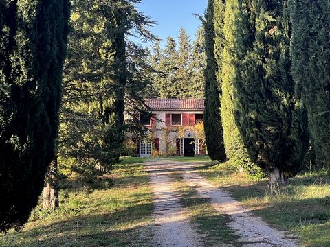 Dans la campagne de Carpentras cette maison certainement agrandie sur la base d'un cabanon dans les années 60-70 propose 135 m2 environ plus un atelier séparé de 25 m2 env, une cave et un garage avec 4 belles chambres (9, 15, 15 et 20 m2) au 1er étag...