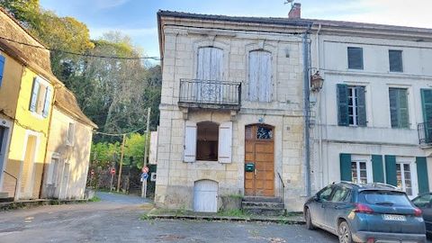 24400 Centre ville de Mussidan maison en pierres de taille sur sous sol. Cette maison se compose d'une entrée et cage d'escalier pour l'étage , wc, salon cuisine ouverte à aménager et à équipée. Cette pièce de vie est largement éclairée par 3 fenêtre...