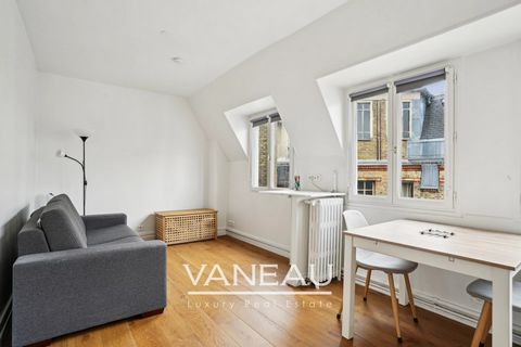 In het stadhuis van het 15e arrondissement biedt de VANEAU groep u een studio van 22 m² aan op de 8e verdieping van een gebouw uit 1920 (lift naar de 7e) bestaande uit: een entree die de woonkamer op het zuidoosten verdeelt met 3 ramen, een keuken, e...