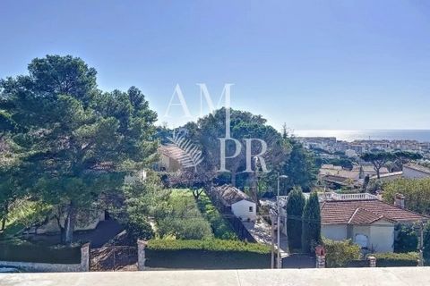 Magnifique villa lumineuse de 276m² sur un terrain de 1100 m² offrant une vue mer panoramique sur l'Estérel et la foret. Elle se compose de deux appartements de plus de 100 m² chacun pouvant être reliés si besoin. Niveau 1 : appartement neuf qui comp...