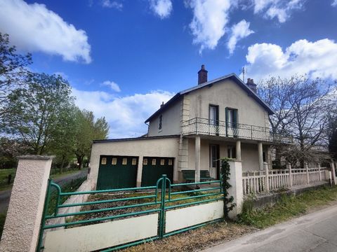 Anglars St. Felix, kommen Sie und entdecken Sie dieses charmante, zu renovierende T5-Haus mit 128 m² Wohnfläche, Garage und Werkstatt auf einem 667 m² großen Grundstück. Das Haus besteht aus einem hellen Wohnzimmer mit Erkerfenstern mit Blick auf das...