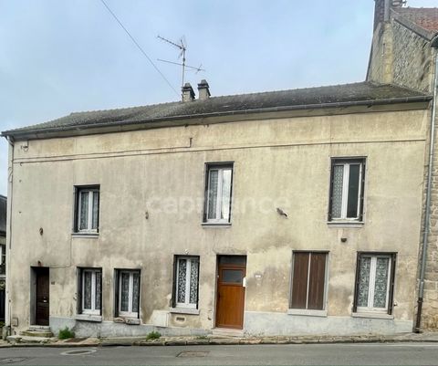 Proche Chantilly, A RENOVER bâtisse en pierre présentant un potentiel intéressant. Elle s'étend sur deux niveaux habitables, plus un grenier entièrement aménageable offrant la possibilité d'agrandissement. La maison bénéficie de deux accès distincts,...