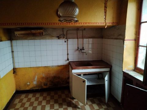 Maison dans son jus à rénover ,2 chambres a l étage et une salle de bain WC, salon salle a manger et cuisine au rdc et WC gros volume pour réaliser deux chambre de plus a gagner sur le grenier juste a coté . 1puit et terrain clôturé et un grand garag...