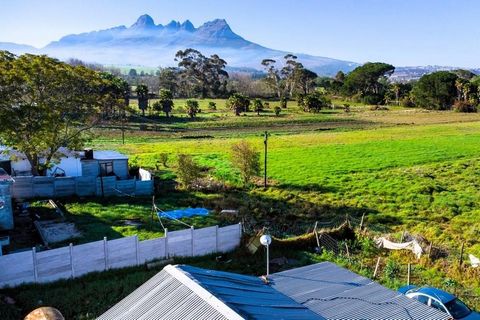 È un onore presentare questa gemma nascosta con un potenziale senza pari. Un grande stand di 4115 metri quadrati immerso nella natura e nei terreni agricoli con le montagne in lontananza. Perfettamente situato ai margini di Stellenbosch verso Somerse...