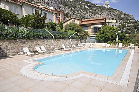 Roquebrune Cap Martin - Superbe Appartement aux Portes de Monaco Vue Mer - Garage - Piscine Magnifique appartement de 3 pièces de 59 m² avec une belle terrasse de 32 m², situé au 1er étage d'une petite résidence de seulement 13 logements. Profitez d'...