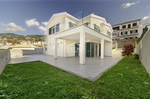 Élégante villa de 4 chambres avec vue spectaculaire à Funchal Découvrez un style de vie luxueux dans cette superbe villa de 4 chambres, idéalement située à quelques pas du centre-ville animé de Funchal. Récemment entièrement rénovée, cette maison com...