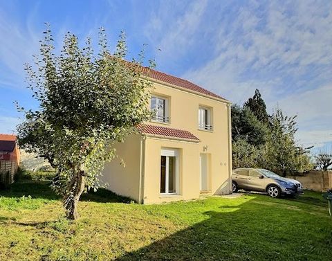 Découvrez cette belle maison individuelle d'environ 95 m² habitables, située dans un environnement calme et verdoyant, idéale pour une vie de famille. Implantée sur un terrain plat arboré de 500 m² environ, elle offre un cadre de vie agréable et pais...