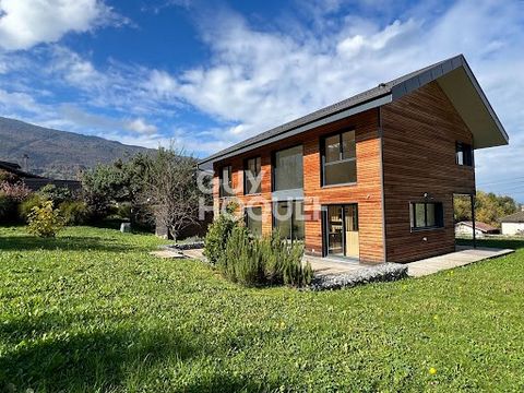 Uniquement chez Guy Hoquet Grand Annecy! Située à St-Jorioz, dans un secteur résidentiel au calme, venez découvrir cette superbe maison à ossature bois édifiée en 2017 sur un terrain de 1200m². Elle comprend au rez-de-chaussée, une entrée avec placar...