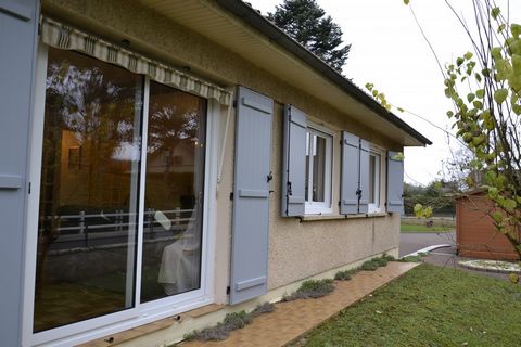 Au cœur d’un quartier calme et résidentiel de Dracy-le-Fort, cette charmante maison des années 1970 bénéficie d’une belle exposition sud-est. La propriété dispose d’un grand jardin privatif clos, agrémenté d’une terrasse donnant sur le jardin. Une en...