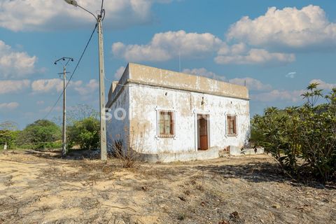 Maison à restaurer à vendre à Almancil, dans un quartier central et très calme, avec un bon accès, orientée plein sud. Cette maison se trouve sur un terrain de 2500 m2 avec une pente plate. Sur le terrain sur lequel se trouve la maison, il est possib...