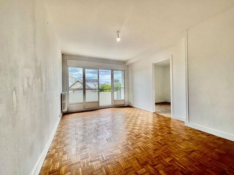 Vente Appartement avec balcon 60m² Caen - Rive Droite - Rue Auguste Lechesne. Appartement au sein d'une belle résidence - Rare sur le marché - Secteur prisé. Appartement 3 pièces de 60m², au 1er étage d'un immeuble de 7 étages avec ascenseur. Idéalem...