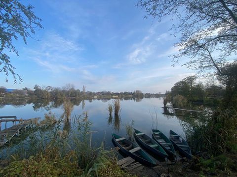 Located in Нововеличковская.