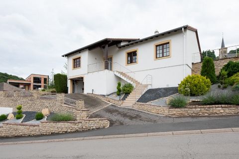 Située à Montenach (57480), au cœur du village proche des 3 frontières, cette maison individuelle de 1200 m² de terrain offre un cadre de vie authentique à deux pas du restaurant de la Klauss. Les commodités telles que les écoles sont facilement acce...