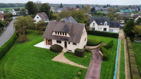 Je vous propose cette maison familial de 152 m², 2000 m² de terrain sur sous sol complet. Idéale pour les familles, elle offre au rez de chaussée un grand séjour baigné de lumière avec cheminée (45 m²), une belle cuisine aménagée de 12 m²et équipée, ...