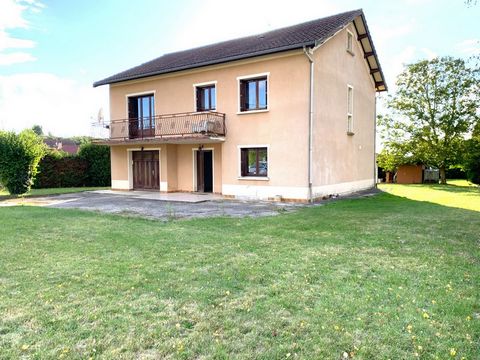 A 15 min de la gare de Bourgoin-Jaillieu, à 2 km des commerces, maison individuelle 4 chambres d’environ 133 m2 à rafraîchir, édifiée sur un terrain de 1 885 m2, sans vis-à-vis, située au calme. Ramassage scolaire à proximité immédiate. Vous recherch...