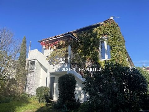 Le Bouscat, quiet, Spacious charming house located near the Parc Bordelais with large garden, 2-car garage and outbuilding. In a green setting, on a plot of over 700m2, this elegant house offers approximately 250 m2 of living space on 2 levels. Compo...