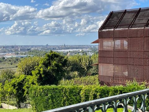 LIBRE DE CONSTRUCTEUR et SUPER OPPORTUNITE : TRES IMPORTANTE BAISSE DE PRIX !!!! Bouliac bénéficie d' une situation idéale jouxtant Bordeaux, accessible sans subir les interminables bouchons de la rocade, offrant un cadre de vie premium. Outre les gr...