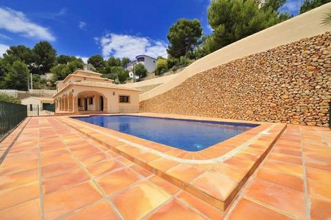 VILLA AVEC UNE VUE PANORAMIQUE INCROYABLE SUR LA MER, BENISSA. EMPLACEMENT: Cette spectaculaire villa de style méditerranéen est située dans une urbanisation tranquille sur la côte de Benissa, d'où elle nous enchante avec ses vues magnifiques sur la ...