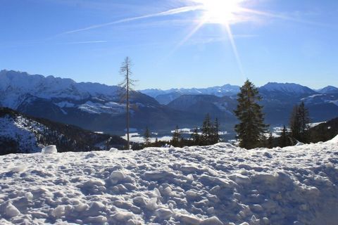 An einer der sonnigsten Stellen von Bad Mitterndorf findet sich dies liebevoll eingerichtete Ferienhaus. Im Erdgeschoss befindet sich ein Wohnzimmer, die sogenannte Zirbenstube, eine offene Küche und ein Kachelofen sowie eine Essecke. Neben Toilette/...