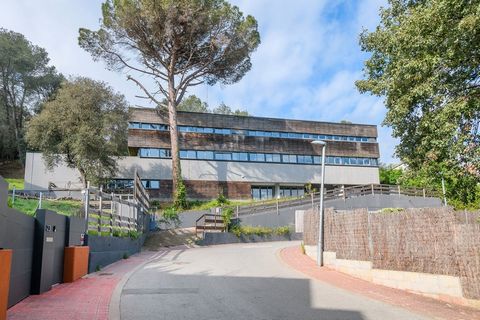 Maison spectaculaire à Valldoreix avec grand terrain et licence touristique Découvrez cette propriété exclusive à Valldoreix, un joyau au cœur du parc de Collserola qui ne vous laissera pas indifférent. Avec près de 1 000 m² construits et un terrain ...