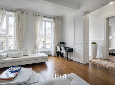 Duport immobilier is proud to present this exceptional apartment in the very heart of Bordeaux. Meticulously renovated with a refined sense of taste, it offers an unparalleled urban living experience. Nestled on the 2nd floor, this naturally lit spac...