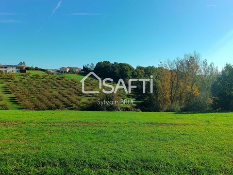 A proximité du centre bourg, avec vue dégagée et aérée, venez découvrir ce terrain à Piquecos, charmant village perché du Tarn et Garonne, à seulement 10mn de Montauban. Terrain en légère pente, étude de sol G1 réalisée, accès terrain facilité, prévo...