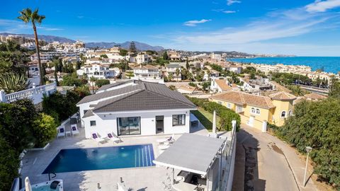 Impresionantes vistas desde la villa bellamente presentada de 5 dormitorios y 6 baños con acabados de muy alto nivel, la luz en esta hermosa villa fluye desde todos los lados, los grandes ventanales del piso al techo en cada habitación permiten que l...