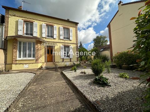 Maison bourgeoise sur cave compartimentée en 4 pièces et son terrain de 1078m2 clos. Elle se compose d'une entrée desservant, une cuisine ( sol en carreau de ciment ), un bureau ou chambre, un salon, une salle à manger avec une cheminée et parquet en...