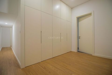 Studio apartment +1 with an area of 54.90m² in the center of Porto, with all kinds of services: pharmacies, supermarkets, hairdressers, gyms, pubs, bars, and restaurants, everything to make the most of your time. FINISHING MAP FLOORS Laminated Floati...