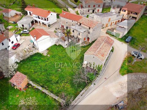 Location: Istarska županija, Žminj, Žminj. Zentralistrien, Žminj, autochthones istrisches Steinhaus mit schönem Garten und Nebengebäude. Wir verkaufen ein autochthones istrisches Steinhaus, das Haus befindet sich in einer kleinen Siedlung im zentrale...