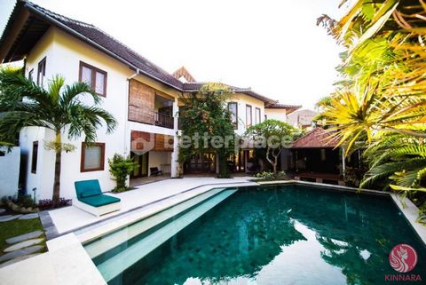 Denna fantastiska villa med 6 sovrum, belägen i hjärtat av Echo Beach, Canggu, erbjuder den perfekta blandningen av traditionell balinesisk arkitektur med moderna bekvämligheter. Omgiven av frodig tropisk grönska och bara en kort promenad från strand...