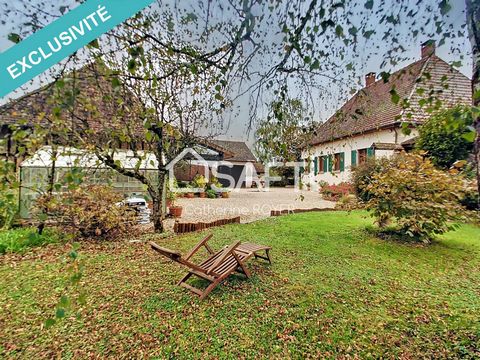 Située à Mouthier-en-Bresse, cette propriété bénéficie d'un cadre pittoresque et paisible, propice à la tranquillité et à la nature. Cette maison de caractère offre un espace de vie généreux, comprenant une cuisine équipée avec cellier attenant, un s...